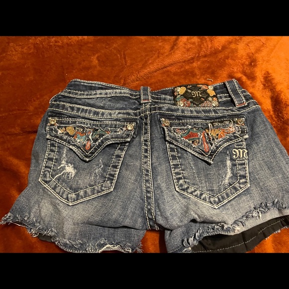 Miss Me jean shorts with
lots of detail in excellent condition. - Picture 4 of 5